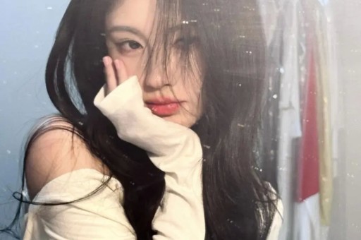 看宋雨琦穿短裙出席活动对长辈90度鞠躬才懂她火都是有原因的